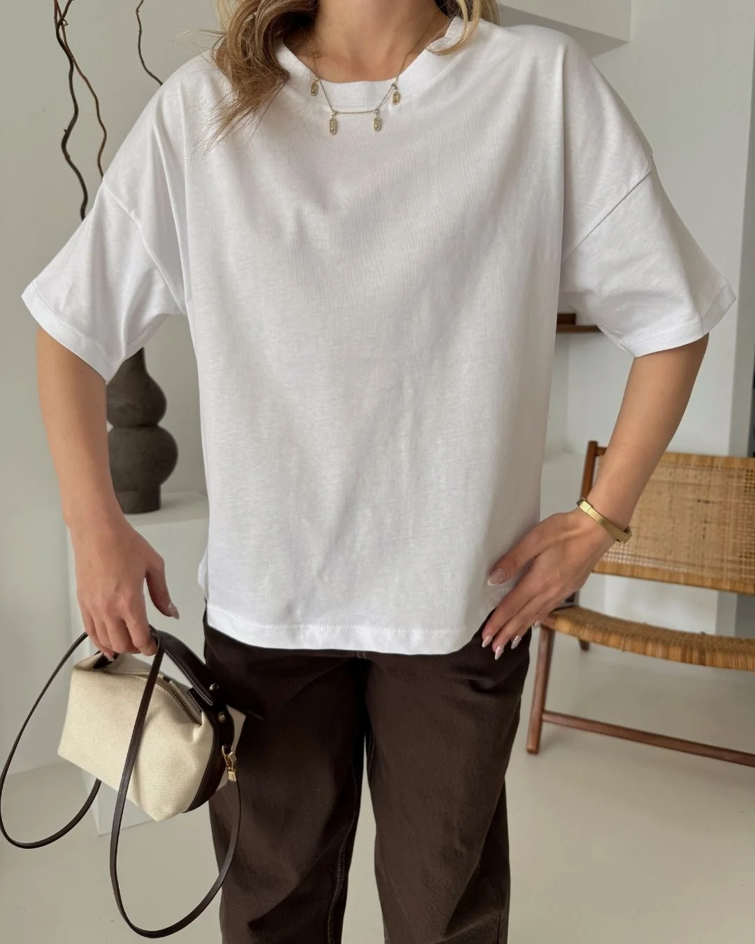 Basic Tshirt — model üzerinde, 3. fotoğraf