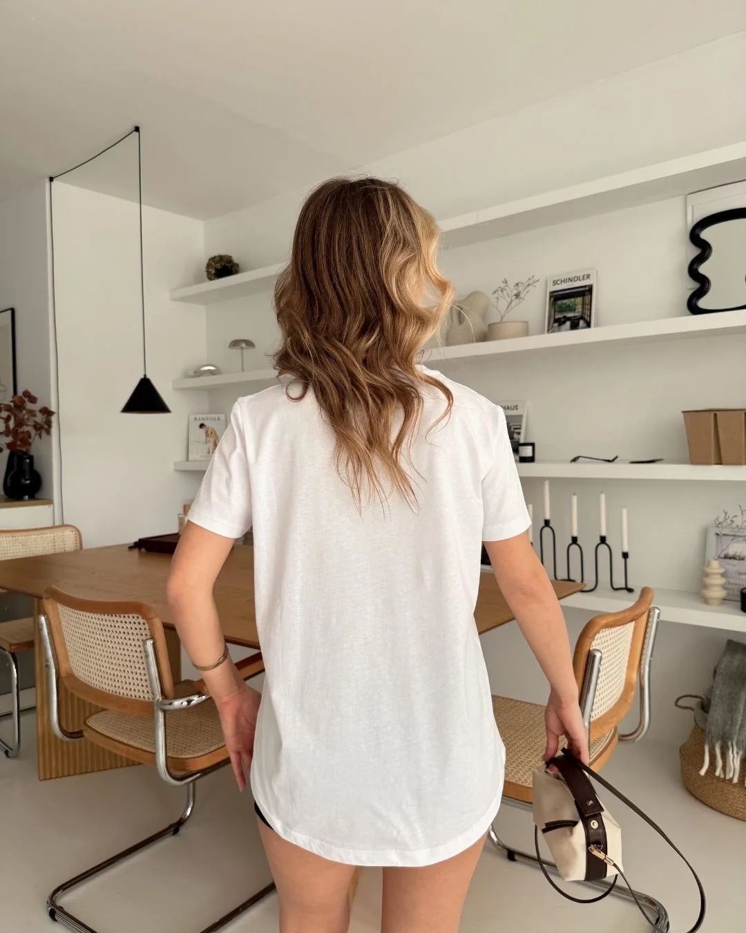 Etegi Oval Tshirt — model üzerinde, 3. fotoğraf
