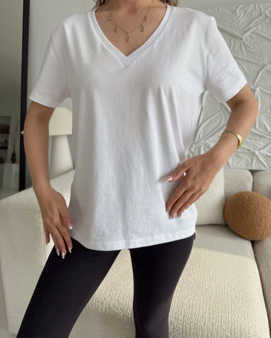 V yaka basic — model üzerinde, 2. fotoğraf