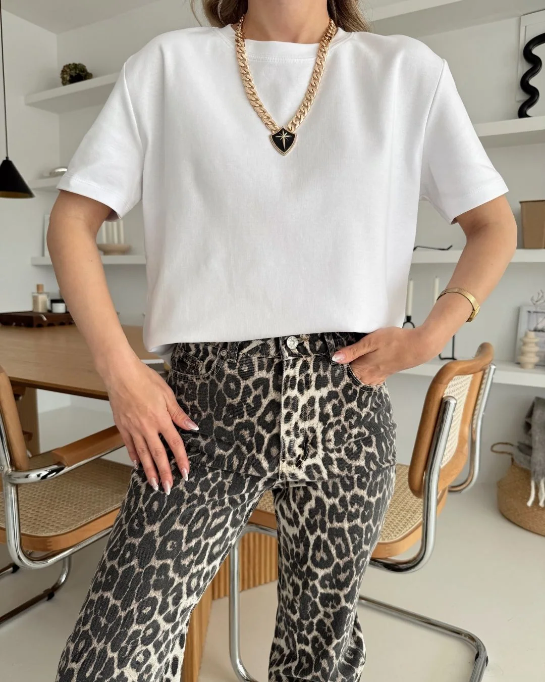 İnterlok basic tşört — model üzerinde, 3. fotoğraf