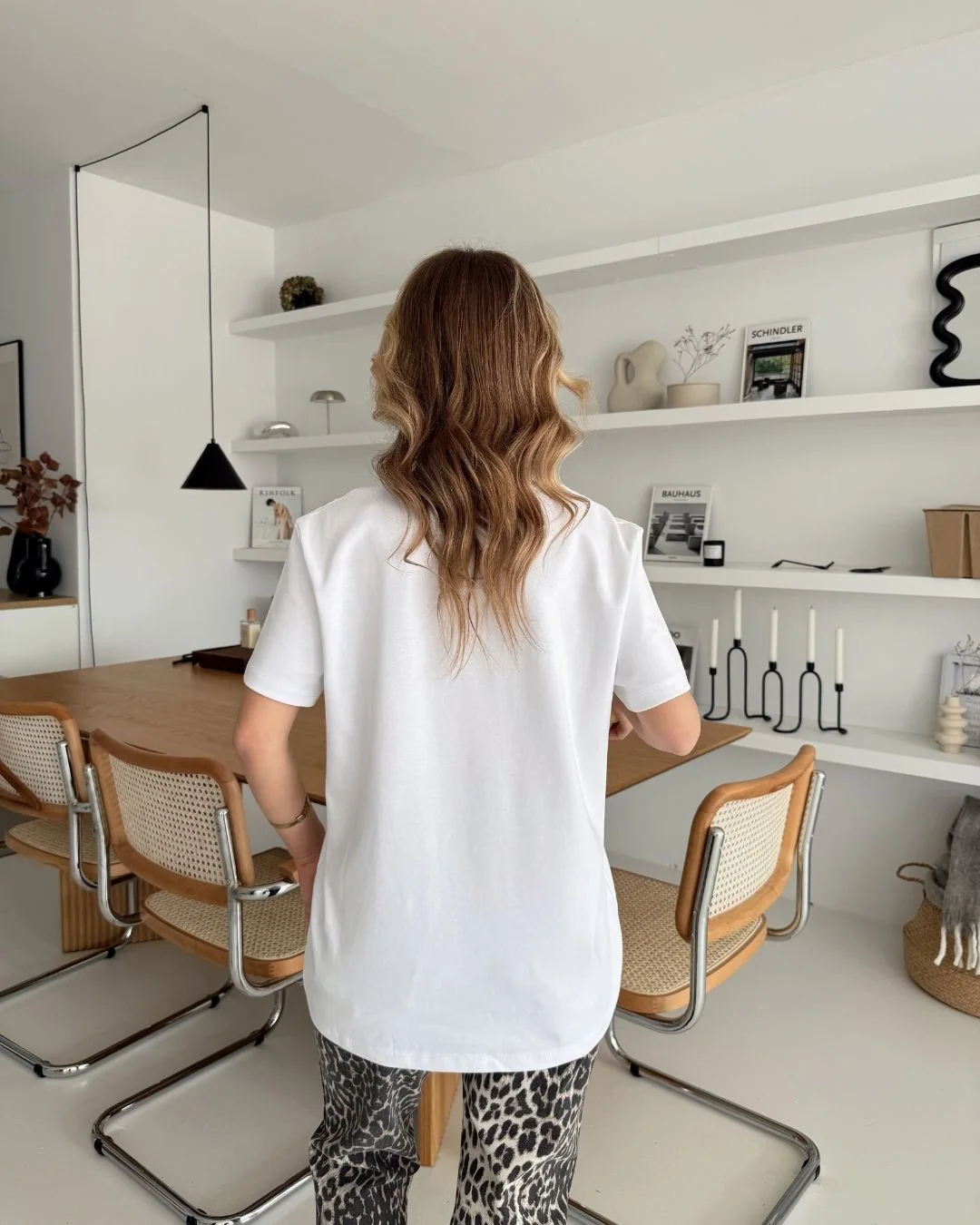 İnterlok basic tşört — model üzerinde, 4. fotoğraf