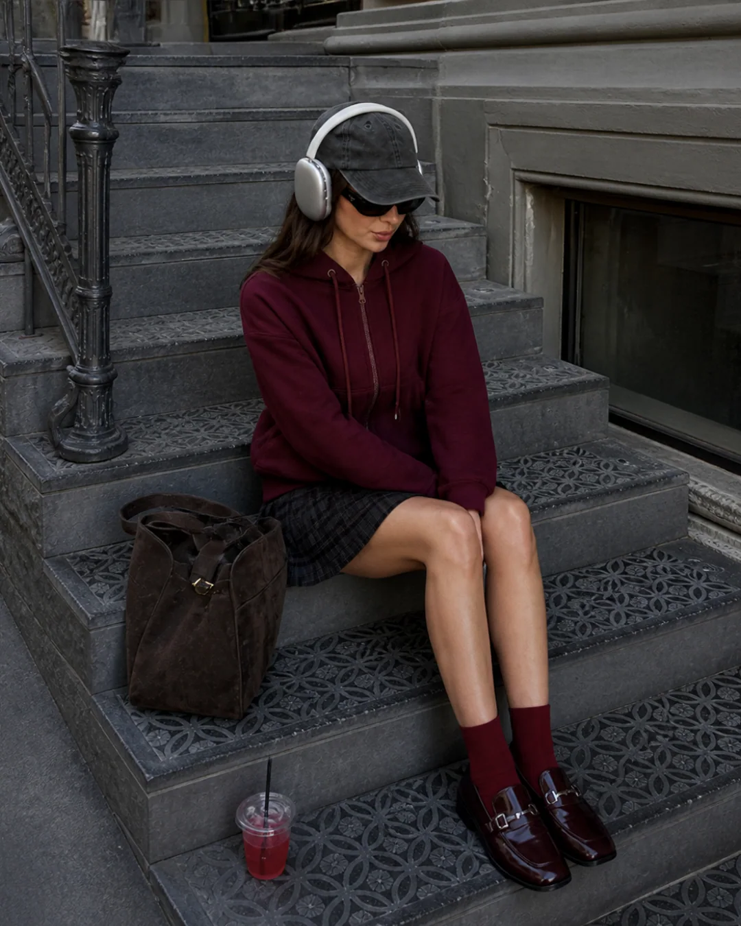 Kanguru Cep Fermuarlı Sweatshirt — model üzerinde, 2. fotoğraf