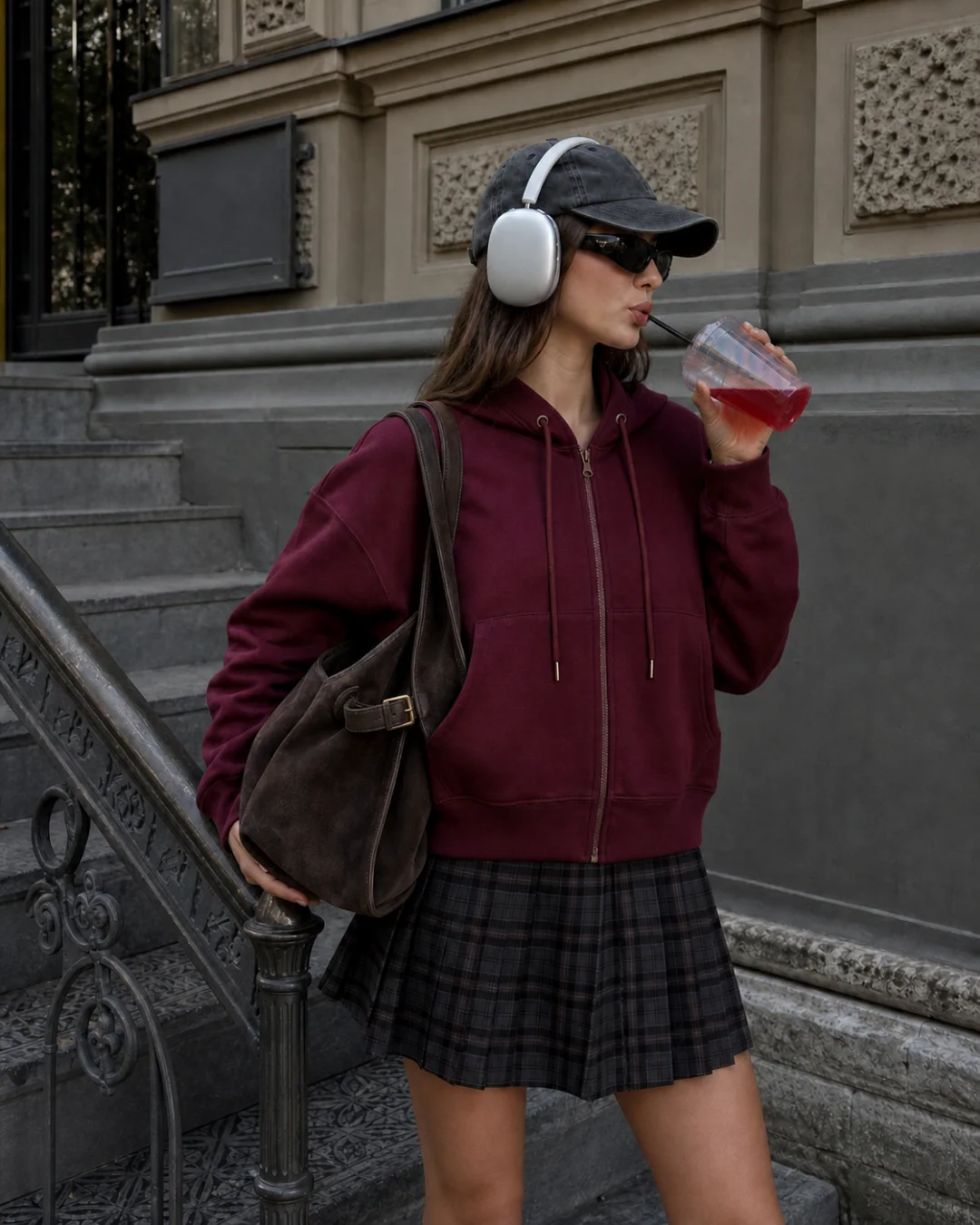 Kanguru Cep Fermuarlı Sweatshirt — model üzerinde, 1. fotoğraf