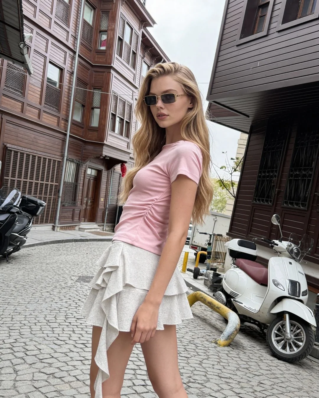 Modal kayık yaka yanı büzgülü — model üzerinde, 3. fotoğraf