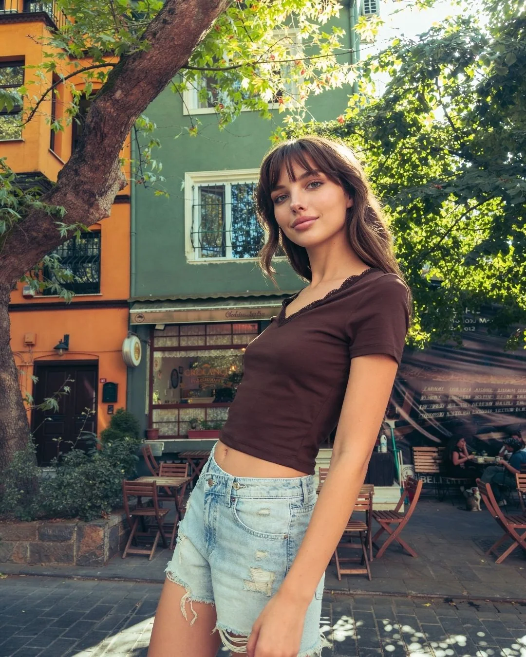 V yaka dantelli likralı ribana crop tşört — model üzerinde, 2. fotoğraf