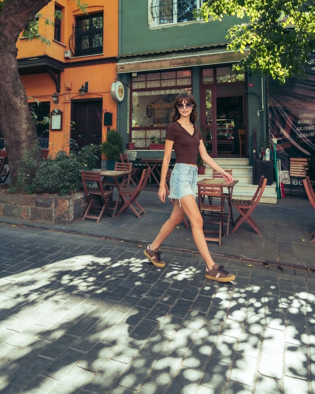 V yaka dantelli likralı ribana crop tşört — model üzerinde, 4. fotoğraf