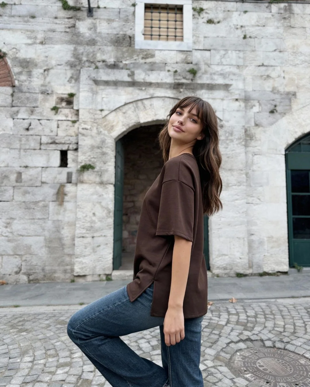 Oys yırtmaçlı oversıze tşört — model üzerinde, 6. fotoğraf