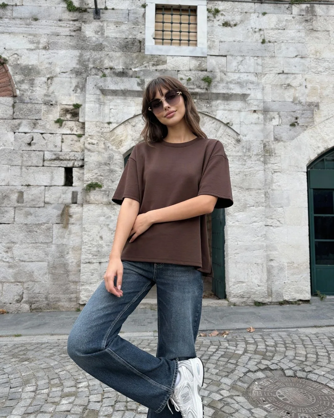 Oys yırtmaçlı oversıze tşört — model üzerinde, 2. fotoğraf