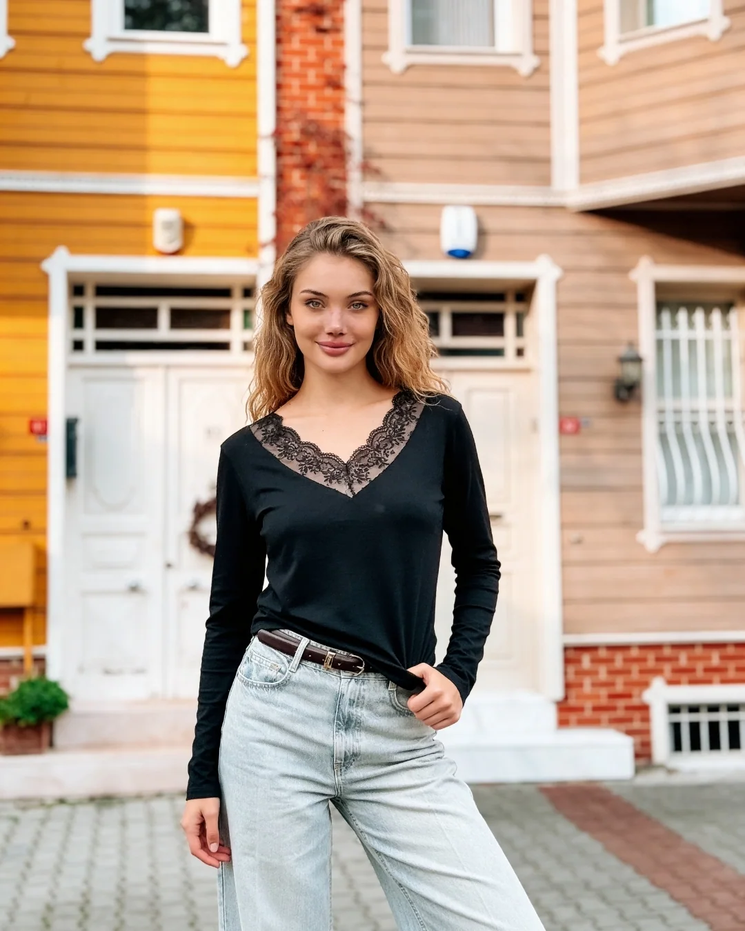 Güpür dantelli çilek body — model üzerinde, 3. fotoğraf