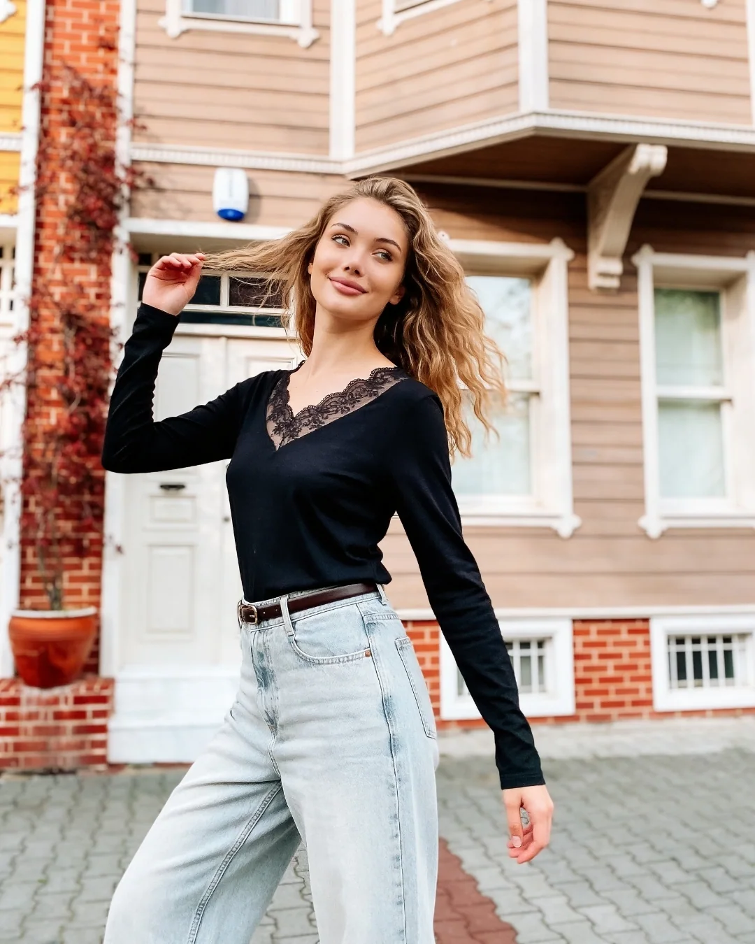 Güpür dantelli çilek body — model üzerinde, 2. fotoğraf