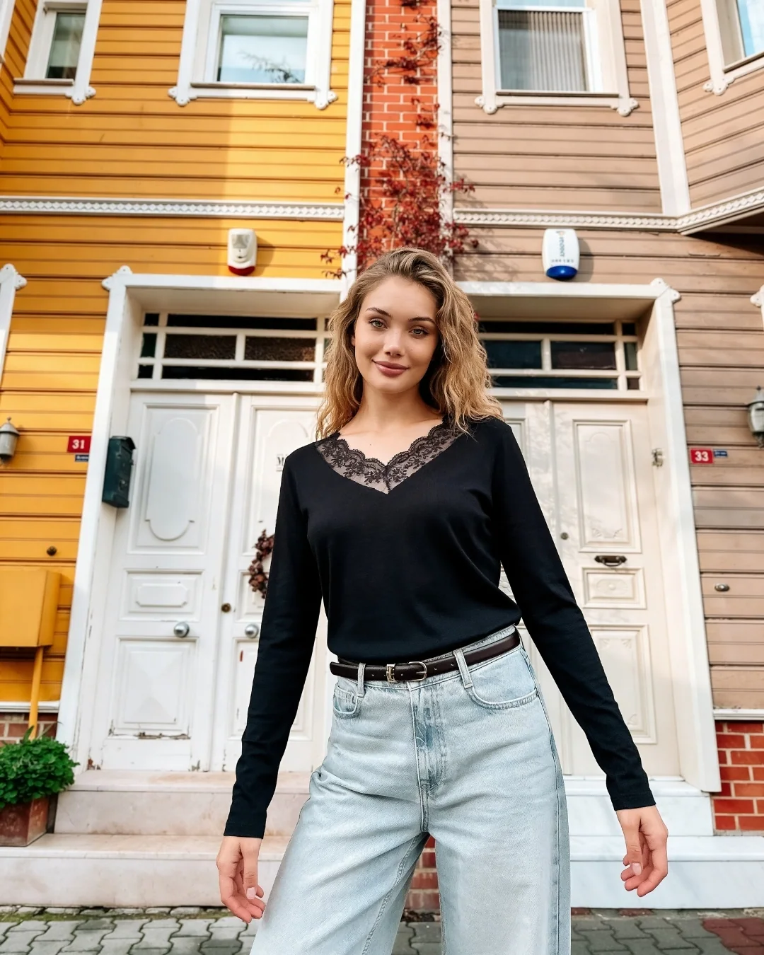 Güpür dantelli çilek body — model üzerinde, 5. fotoğraf