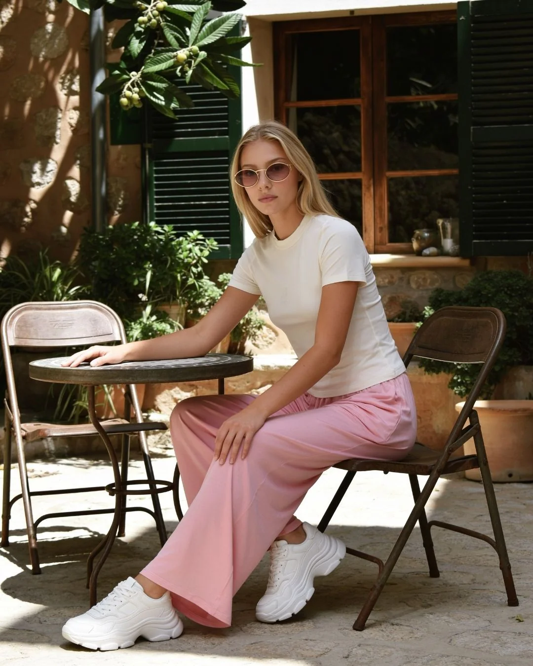 Dökümlü crop tşört — model üzerinde, 4. fotoğraf