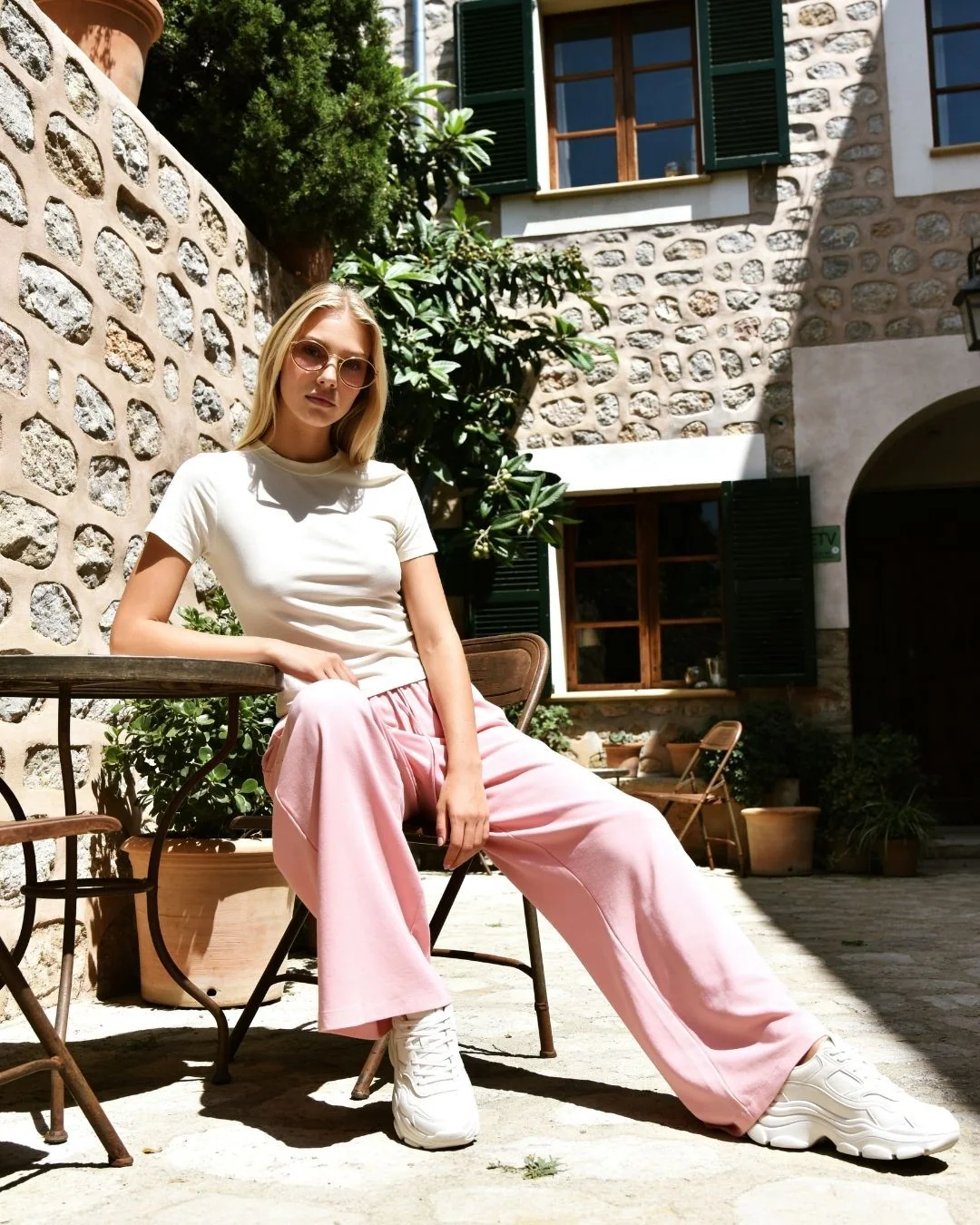 Dökümlü crop tşört — model üzerinde, 2. fotoğraf