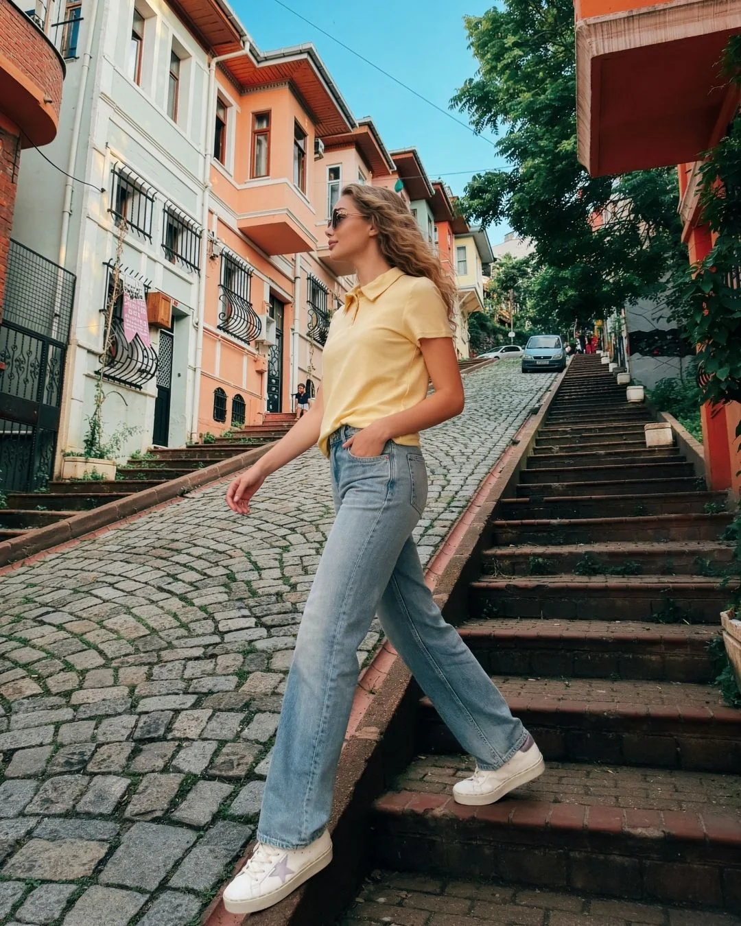 Modal yakalı düğmeli crop tşört — model üzerinde, 2. fotoğraf
