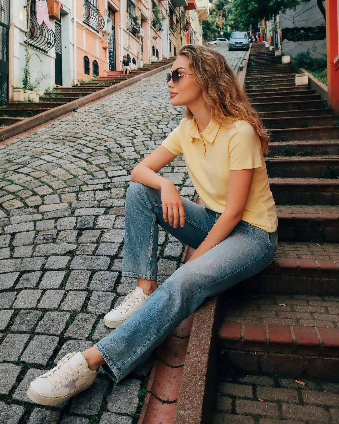 Modal yakalı düğmeli crop tşört — model üzerinde, 4. fotoğraf