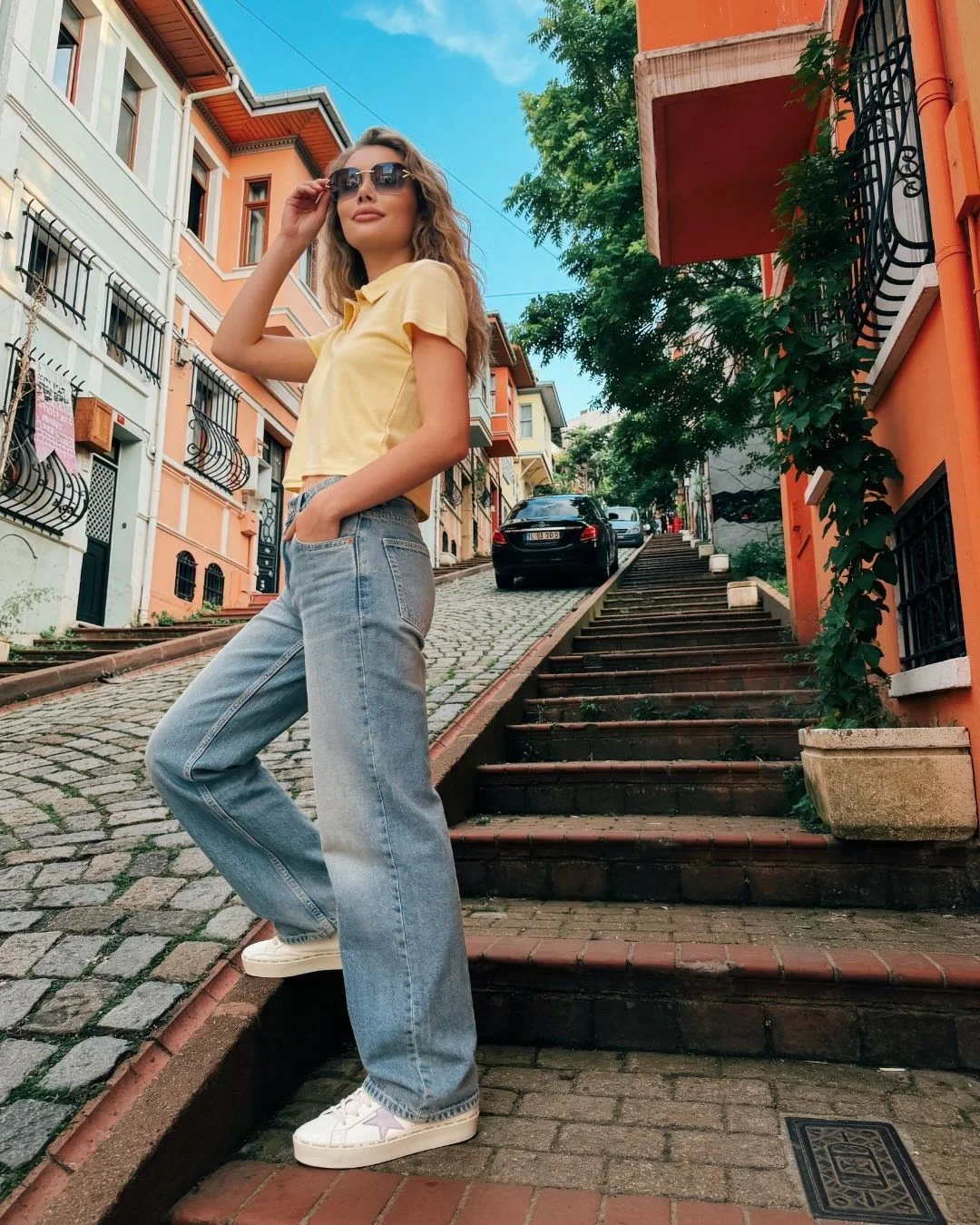 Modal yakalı düğmeli crop tşört — model üzerinde, 3. fotoğraf