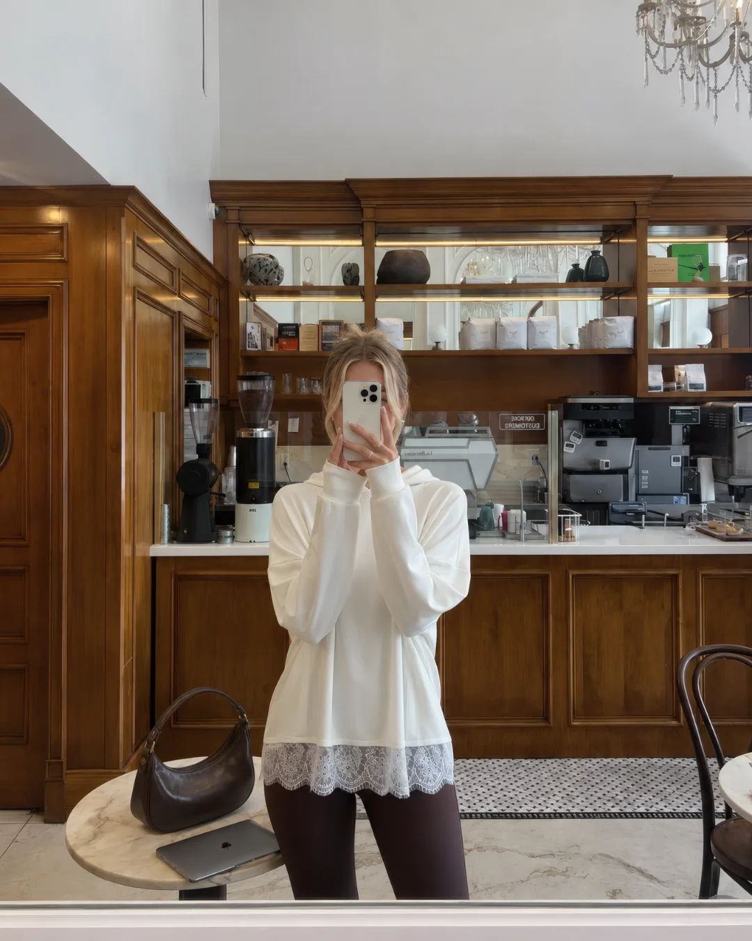 Oys Sırt Dantelli Kapüşonlu Sweatshirt — model üzerinde, 3. fotoğraf