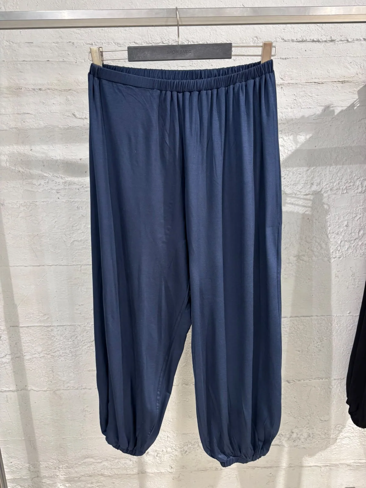 Dökümlü şalvar pantolon — model üzerinde, 8. fotoğraf