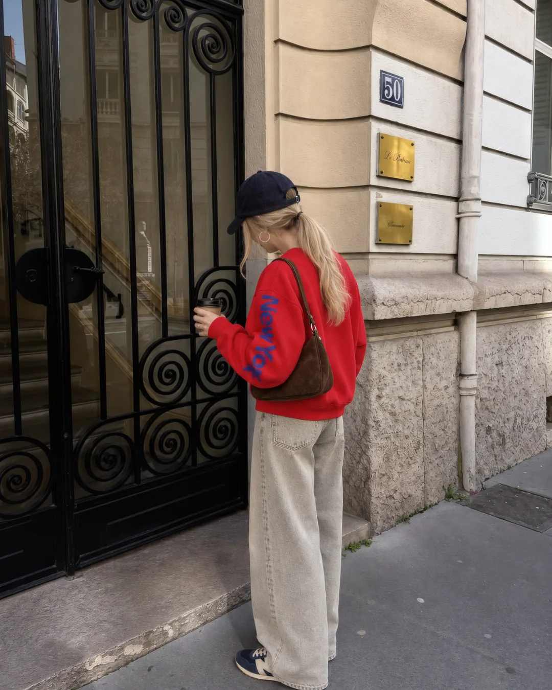 New York Kol ve Ön Baskılı Sweatshirt — model üzerinde, 3. fotoğraf