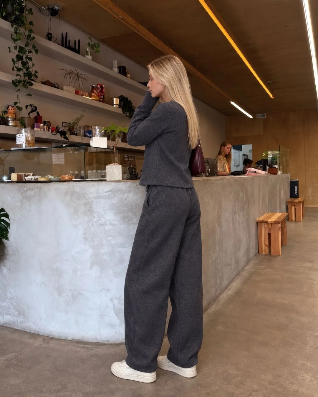 Selanik kaplama düğmeli hırka — model üzerinde, 3. fotoğraf