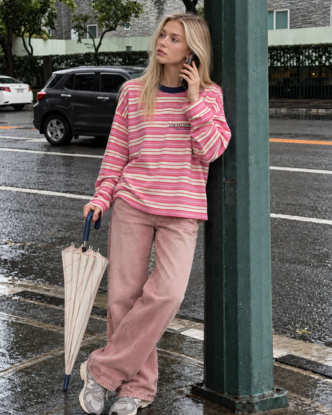Pembe çizgili los angeles ön arka baskılı sweat — model üzerinde, 1. fotoğraf