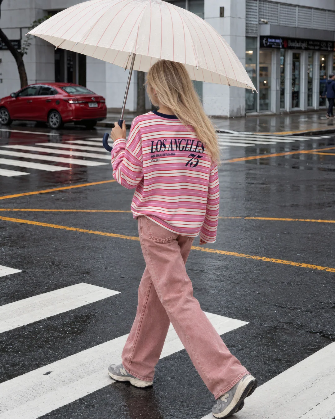 Pembe çizgili los angeles ön arka baskılı sweat — model üzerinde, 2. fotoğraf