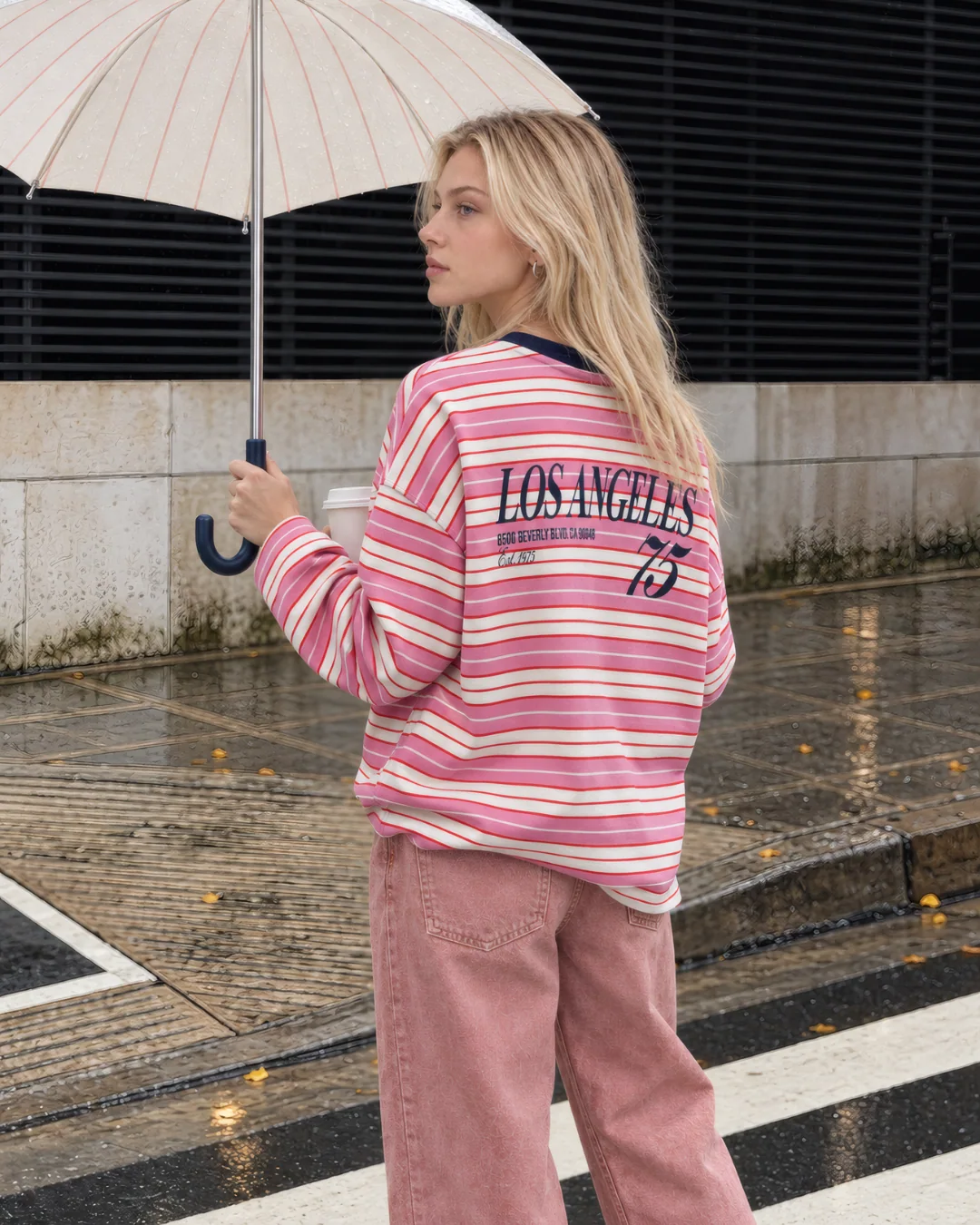 Pembe çizgili los angeles ön arka baskılı sweat — model üzerinde, 5. fotoğraf