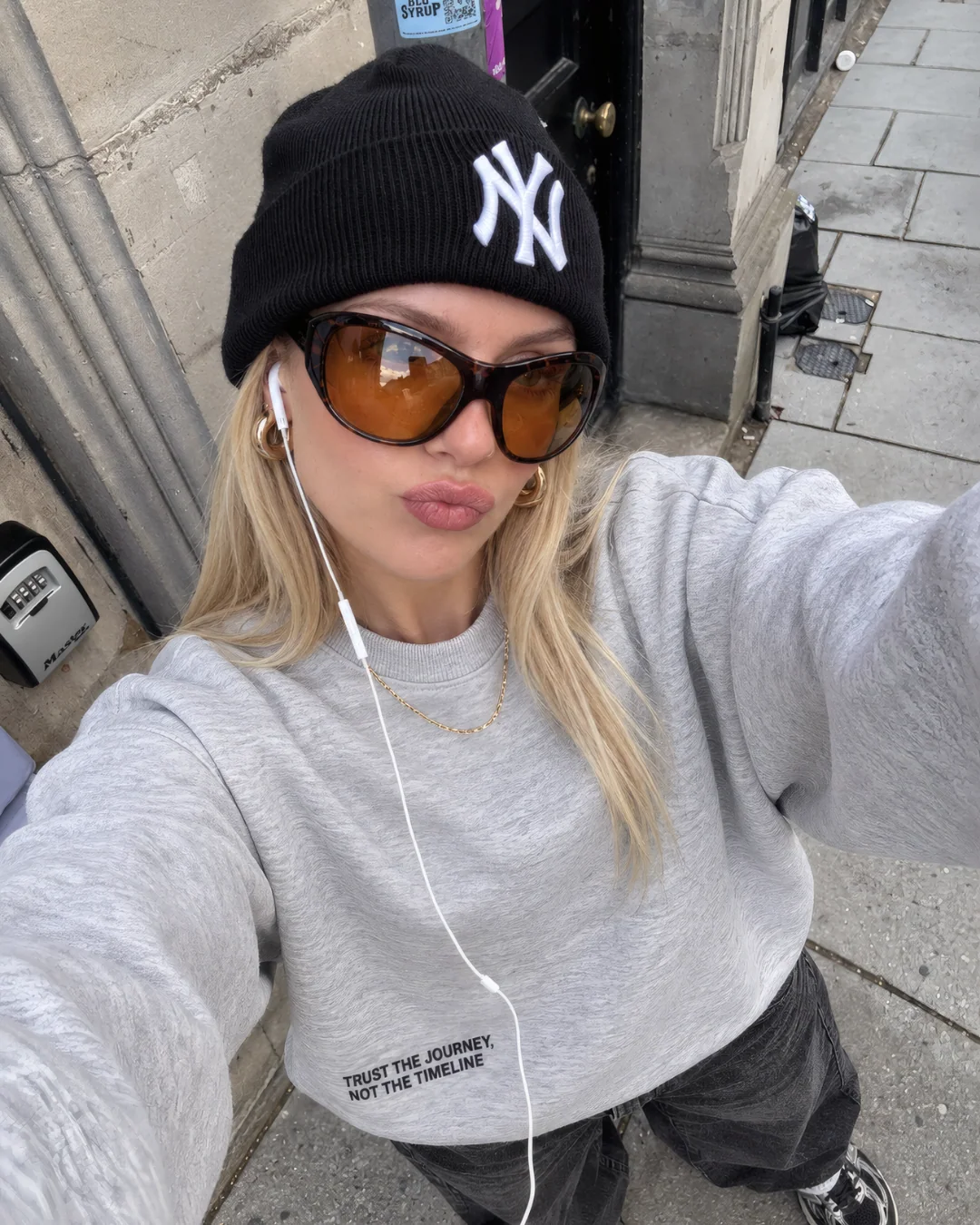 3 iplik department ön arka baskılı sweat — model üzerinde, 2. fotoğraf