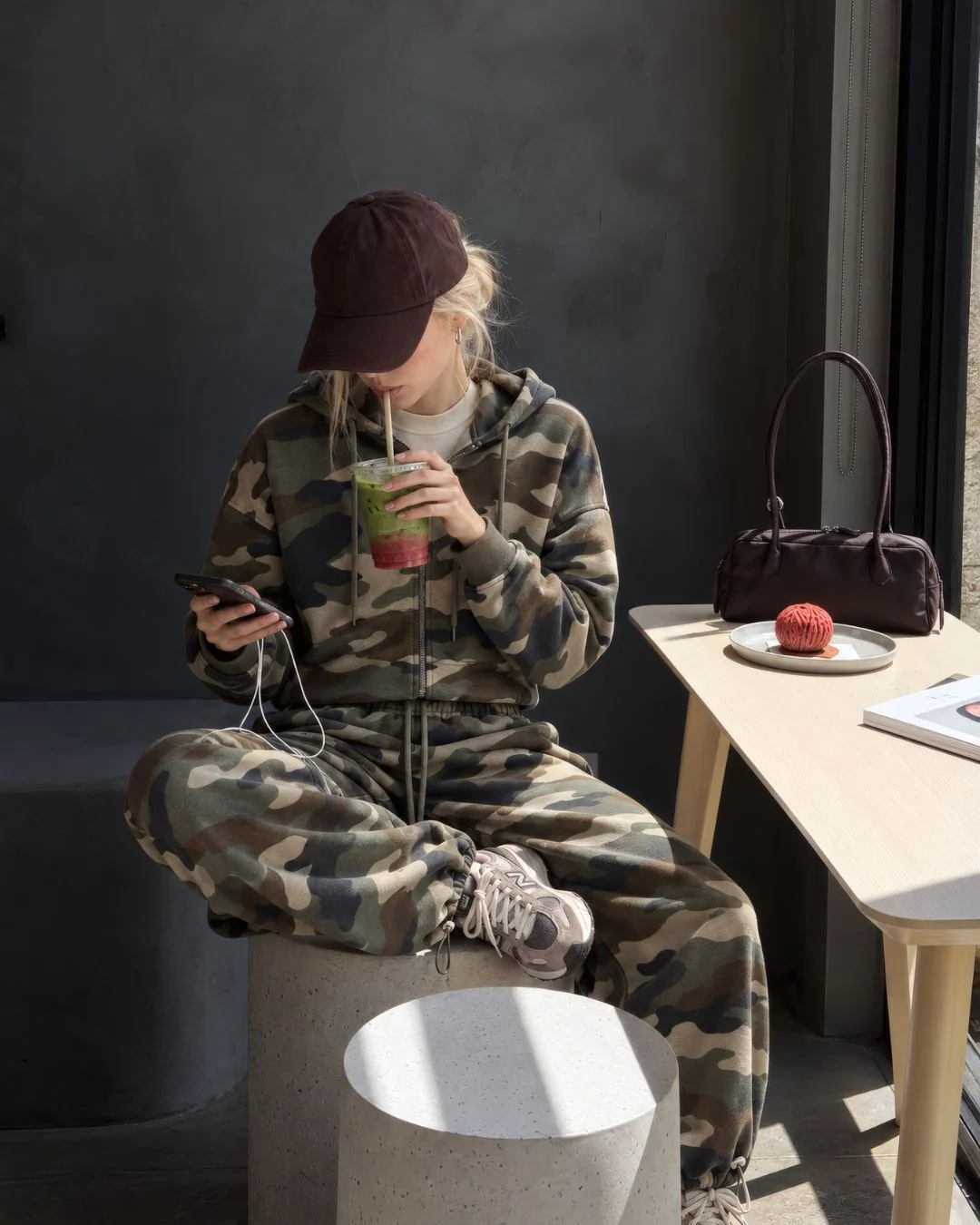 3 iplik kamuflaj fermuarlı sweat — model üzerinde, 5. fotoğraf