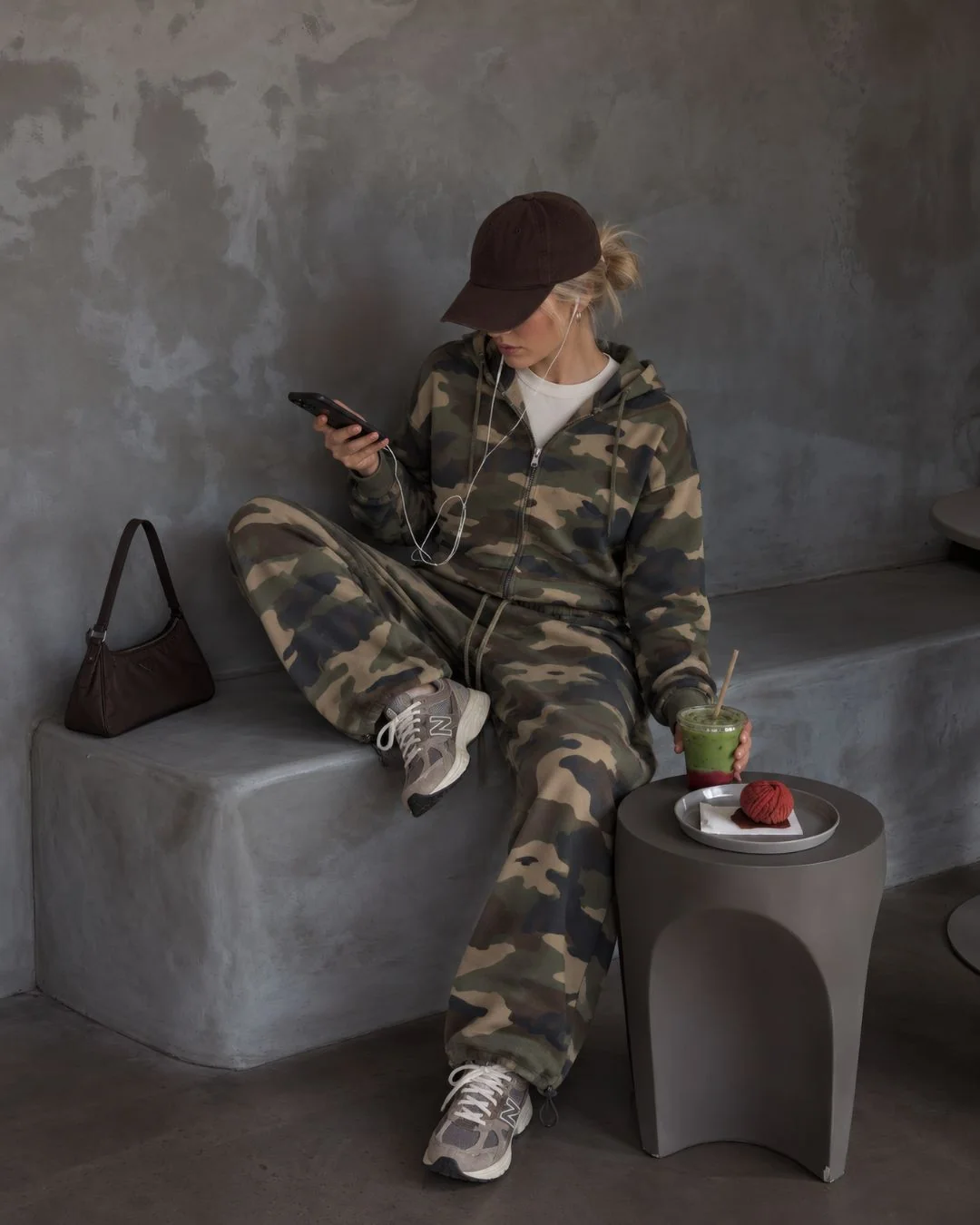 3 iplik kamuflaj fermuarlı sweat — model üzerinde, 3. fotoğraf