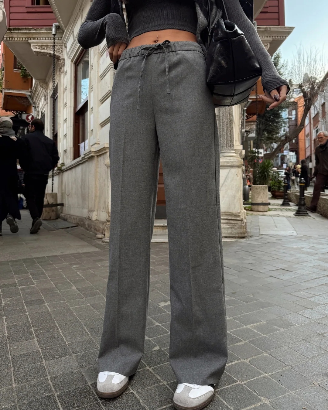 Pol Bel Lastikli Bağcıklı Palazo Pantolon — model üzerinde, 4. fotoğraf