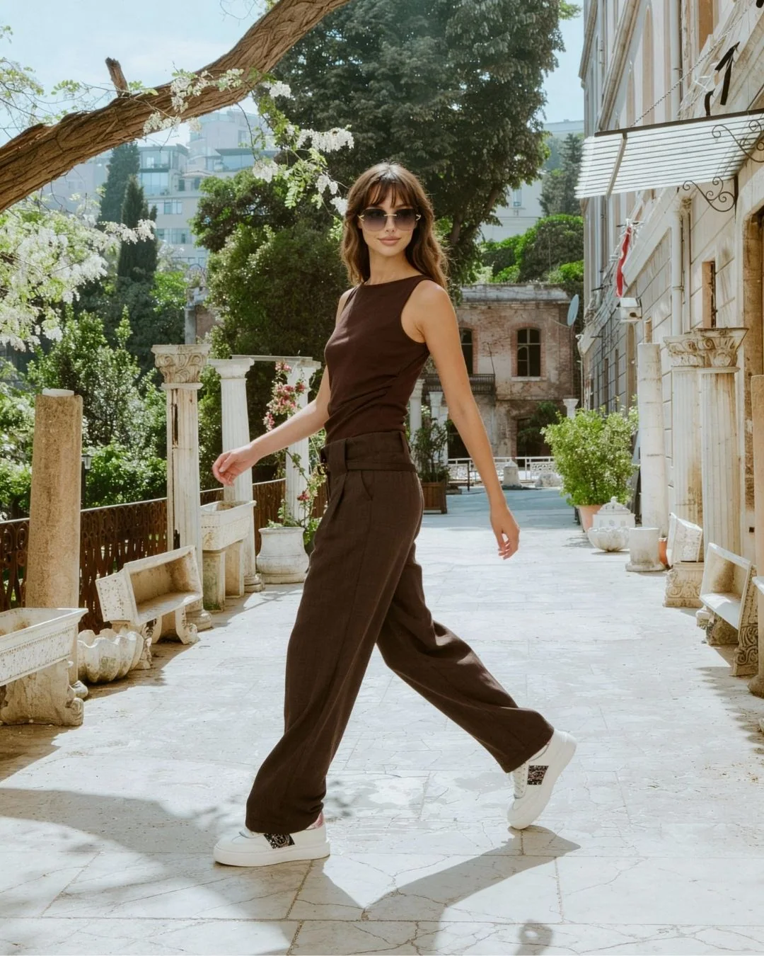 Mono touch önü pleli kemerli pantolon — model üzerinde, 3. fotoğraf