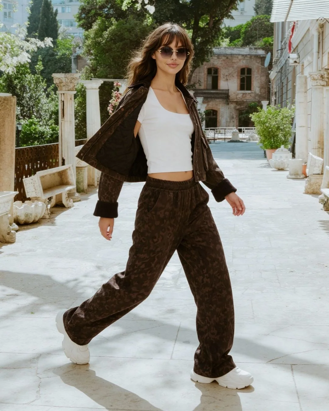 Jakarlı lastikli pantolon — model üzerinde, 5. fotoğraf