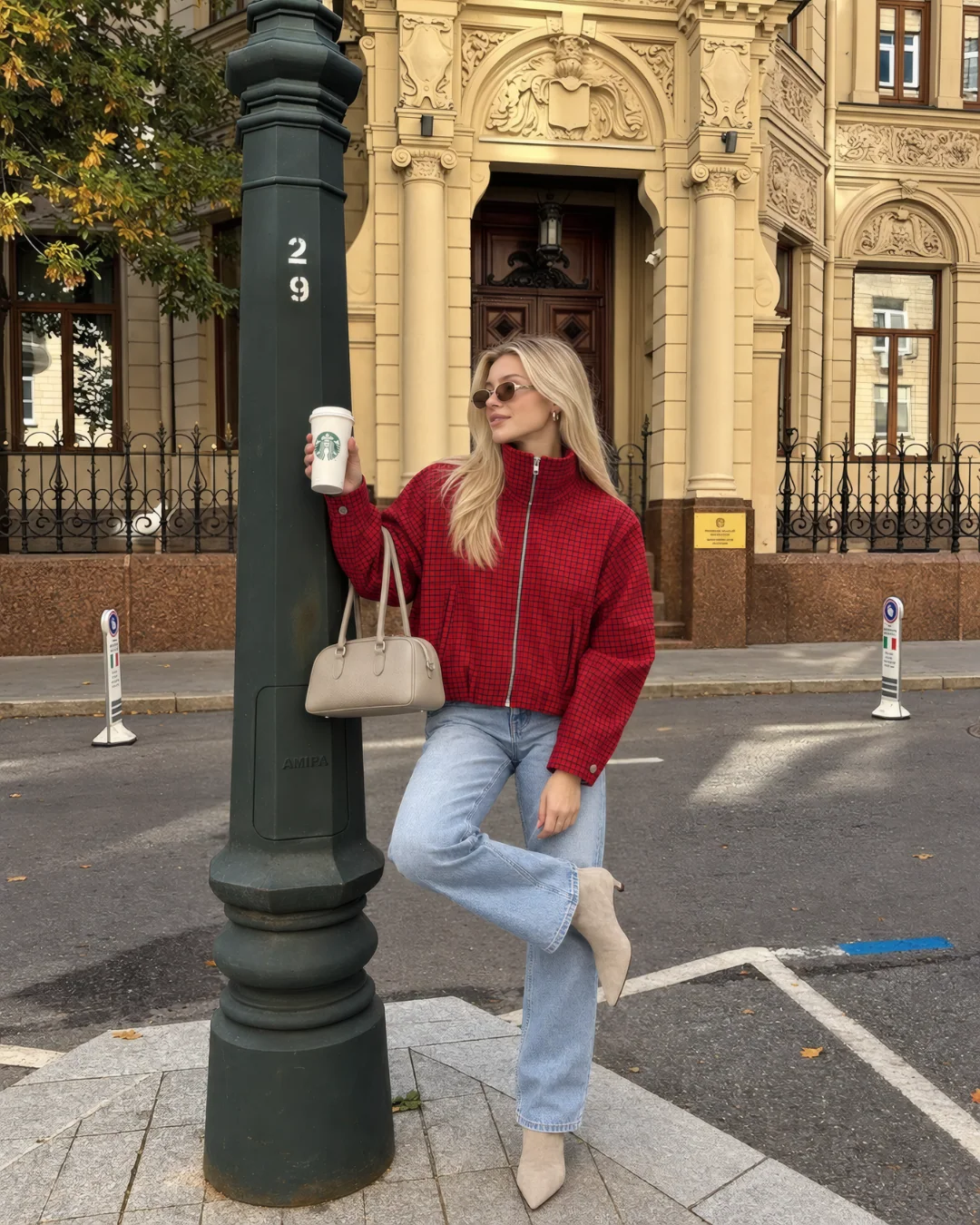 Kırmızı pötikareli pileli ceket — model üzerinde, 7. fotoğraf